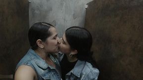 juego caliente entre amigas lesbianas y cachondas que van a un bano publico de un centro comercial conocido en cucuta para poder tener sexo con la adrenalina de ser descubiertas - porno en espanol
