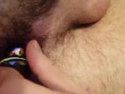 Ragazzo si apre il culo con plug anale per fare pratica