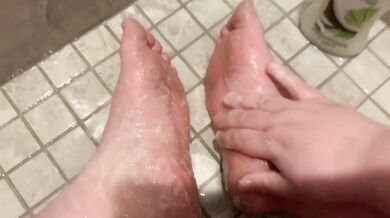 Sugar Dandy Cleaning and Softening my Dirty Feet