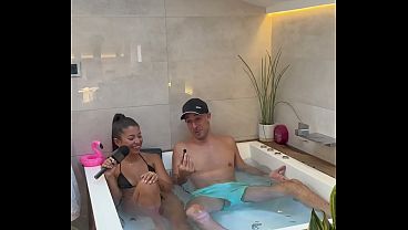 Entrevista en de Malena Ibiza a Scufotos en el jacuzzi