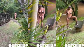 espiando a gostosa casada se masturbar no rio e tomar banho de mangueira!