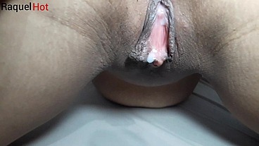 Encheu minha buceta de porra ! Depois ela ficou pingando !