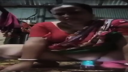 bhabi keeping bottle inside har pussy, big pussy