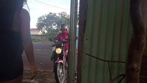 madrasta gostosa com bundao e fodida pelo motoboy bem dotado pelas costas do marido tarado