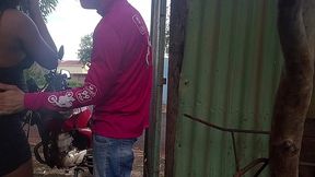 madrasta gostosa com bundao e fodida pelo motoboy bem dotado pelas costas do marido tarado