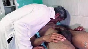medico nao aguentou ver seu paciente nu e acabou chupando e dando para ele
