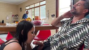 Chupando o cunhado na frente do marido pela primeira vez