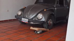 Jarlyn tries to crush glass with the beetle 2 custom