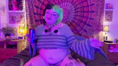 Une Goth chubby te souhaite un Joyeux Noël en fumant et dansant devant toi