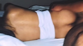 Mi joven vecina me pide que le ayude! Y termino destapando el ca&ntilde_o! Amateur real! Latina delgada culona