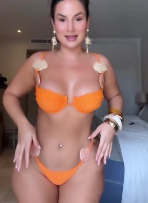 Tiny waist, big hips, thick ass - a perfect package!