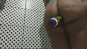 crentesafada mostrando o cu e enfiando um pote de creme