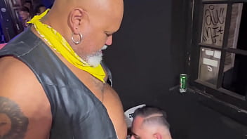 UM SALA, MACHOS DISPOSTOS A APRENDER A ARTE DA PUTARIA NUMA SURUBA GENERALIZADAONDE O TES&Atilde_O &Eacute_ QUEM MANDA - 02