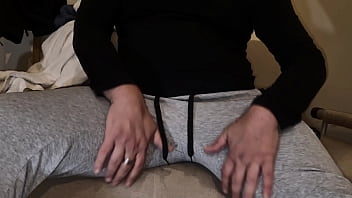 ANALE RAGAZZO ETERO | GEME E URLA DI PIACERE MENTRE PROVA PER LA PRIMA VOLTA IL SUO NUOVO REGALO - SBORRATA E MASTURBAZIONE ANALE MASCHILE