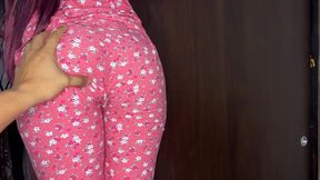 mi hijastra inocente buscando en el closet mientras yo la veo y la agarro por el culo