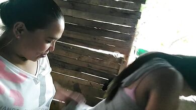 me encanta los retos y mi amiga me reto a entrar desnuda en el tanque del vecino por buen de sexo