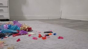 Mila with scissors - vacuuming (view02)