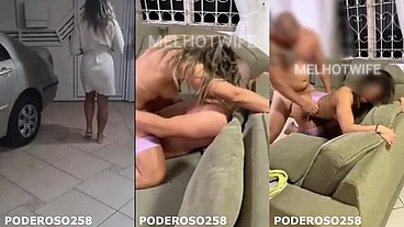 FUI NA CASA DO CASAL LIBERAL DO SWING, ESPOSA RECEBEU DE ROUPÃO NO PORTÃO E COMI GOSTOSO NO SOFÁ NA FRENTE DO CORNO