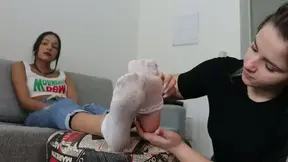 Trecho do ultimo video de adoração lançado. Isabelle cheira as meias suadas de Yasmin e depois cai de boca nos pés dela. Delicia de video !