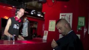 ce gay suce une tres grosse bite dans les bois