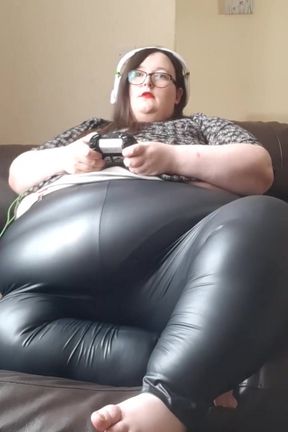 BBW SSBBW gaming in leather pants