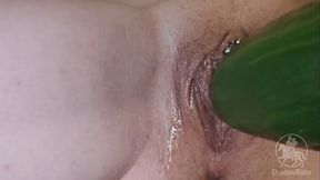 Ich mache es mir mit einer dicken Gurke