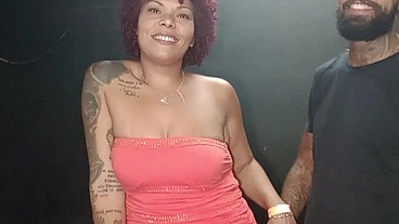 Esposa puta conhece dotado em boate e leva pra casa com autorização do corno