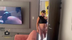 Ayudo a mi vecina embarazada a cambio de una rica follada y venida adentro de su coño.