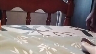 Video solo seorang gadis yang menampilkan pria Prancis bertato sedang berhubungan seks anal dengan dirinya sendiri.