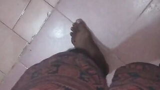 Plassen, desi, lullen, badkamer, spieren – zelfgemaakte clip van amateur jonge mannen, anaal gepenetreerd met grote piemel