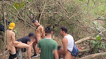 20 HOMENS SÃO FLAGRADOS FAZENDO SEXO EM PUBLICO NO MATO