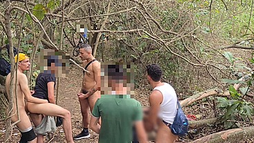 20 HOMENS SÃO FLAGRADOS FAZENDO SEXO EM PUBLICO NO MATO