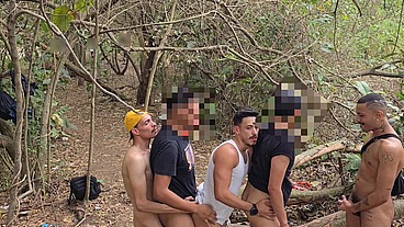 20 HOMENS SÃO FLAGRADOS FAZENDO SEXO EM PUBLICO NO MATO