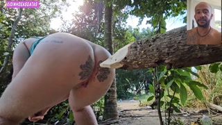 Quando fasso xixi no mato penso seriamente em enfiar esta tora de madeira no meu cu pois estava cosa