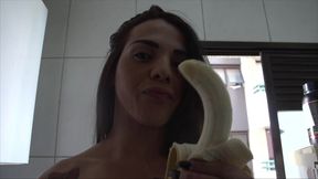 trans, morena e gostosa: melyna merlin sensualizando com uma banana e batendo punheta para quem quiser ver