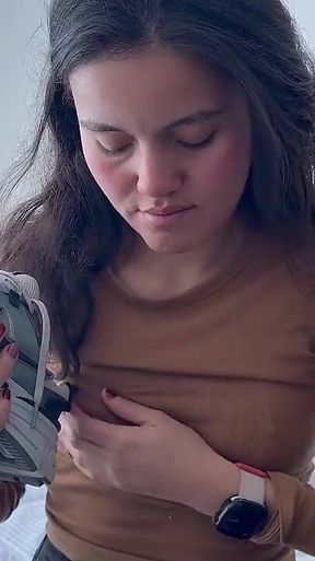 Mujer Se Toca Y Tiene Orgasmos Tocando, Oliendo Y Sintiendo Sus Pies.