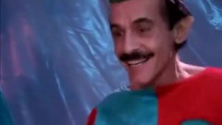 La cosplayer di Mrs. Claus, Daphne Rosen, viene scopata in gruppo dagli elfi