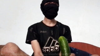 घर पर बनाया गया वीडियो: एक एशियाई क्रॉसड्रेसर डैडी, जिसने कपड़े पहने हैं, अपनी नंगी पीठ पर ज़बरदस्त वीर्यपात करवाता है।