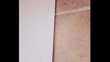Ma colocataire de fait baiser par un mec, je les &eacute_coute a travers la porte