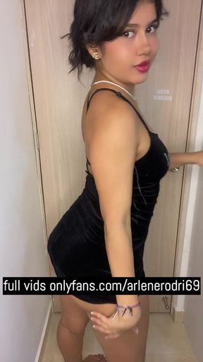 Tiny Colombiana teen shakes her little booty