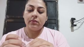Mis orejas llenas de aretes- cambio cada arito en primer plano.