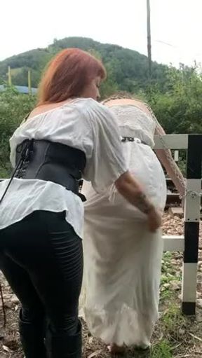 Azotando a la sumisa en las vías del tren! SPANKING MY SLAVE-GIRL EXHIBITIONISM