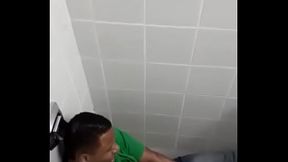 Novinho m. aprendiz se masturbando no banheiro do Prezunic.
