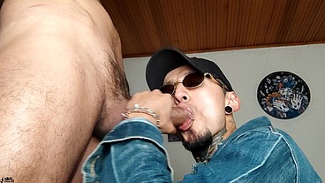 Poseído por mi culo,sin ningún asco lo chupaba mientras estaba roto