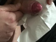 Masturbation express et jouir sur un mouchoir