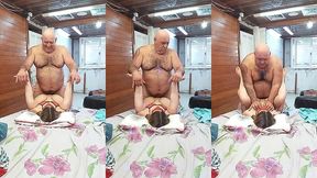 essa novinha gosta de homens mais velho por iso sempre fica com esse coroa