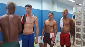 depois de uma praia nada melhor que relaxar gozando gostoso, e foi isso que os amigos fizeram. um suruba com muito leite .