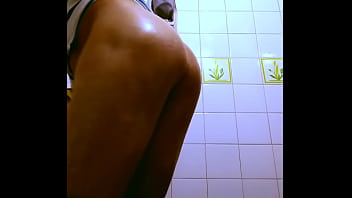 Joven baila sexy y mueve su cola ...Se mete un consolador gigante!