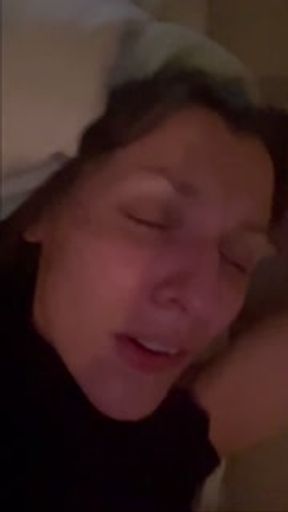 Gorąca żona bawi się cipką w łóżku - głośno jęczy - bez cenzury - polskie porno - amatorskie