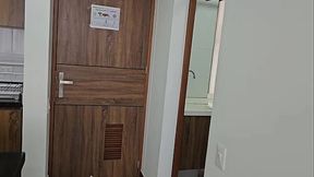 Sirvienta latina es follada por su jefe despu&eacute_s de ofrecerle un aumento